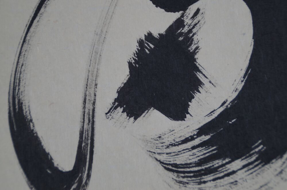 Weitere Nahaufnahme der geschwungenen Tuschepinselstriche in der Kalligraphie Ohne Gedanken zum grossen Weg