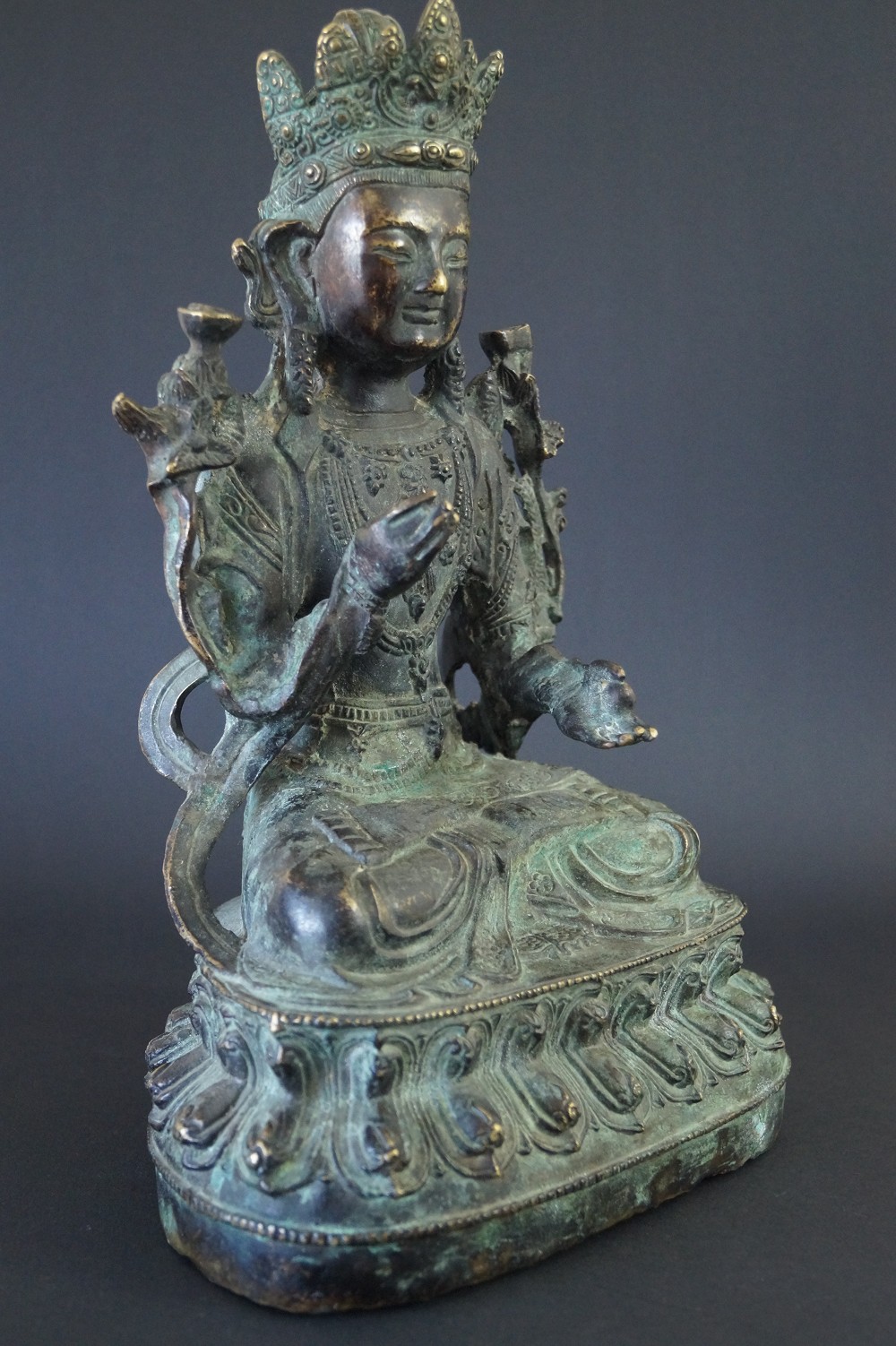 Chinese Buddha figure made of bronze side view 2