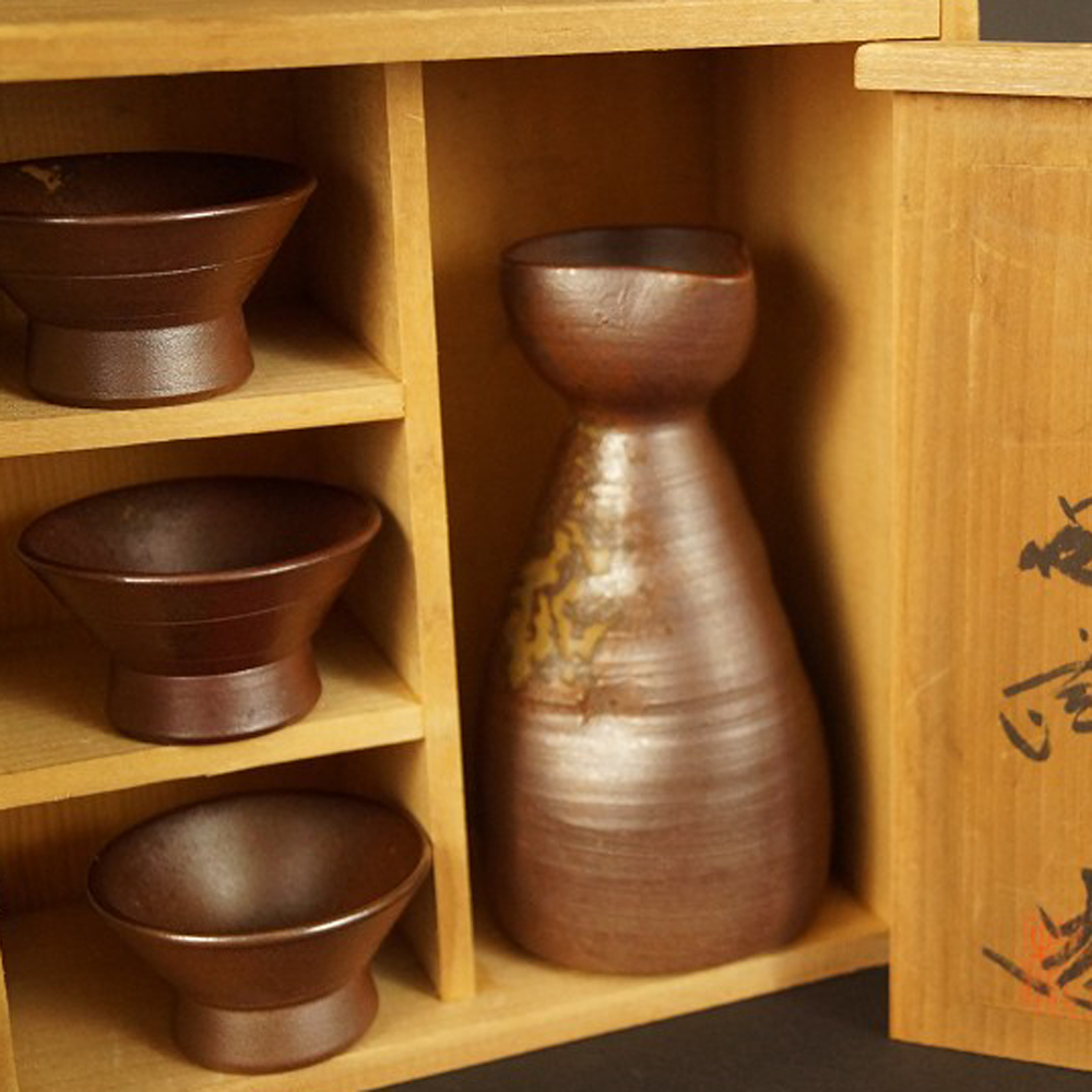 Bizen Sake Bottle with Guinomi Cups Motif Close-Up Preview