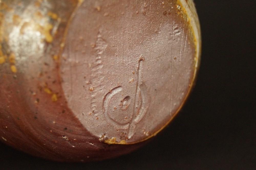 Tokkuri and Guinomi Made of Bizen Ware Tokkuri Bottom Close-Up