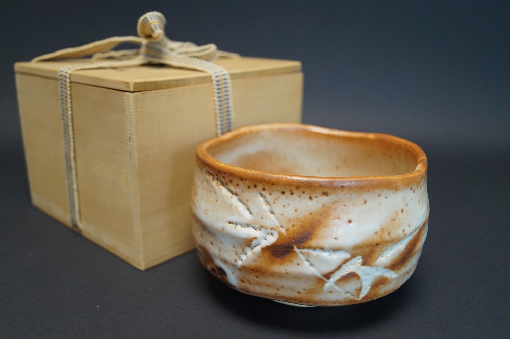 Chawan Shino Keramik Shuichi Sawada Frontalansicht mit Aufbewahrungsbox