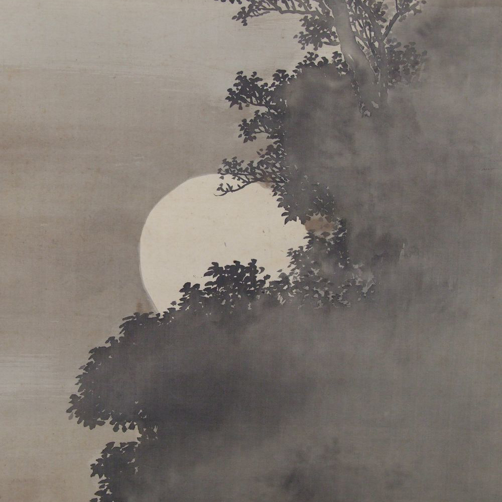Nahaufnahme des aufgehenden Vollmonds hinter dem Baum im Kakemono Vollmond ueber nebeliger Landschaft
