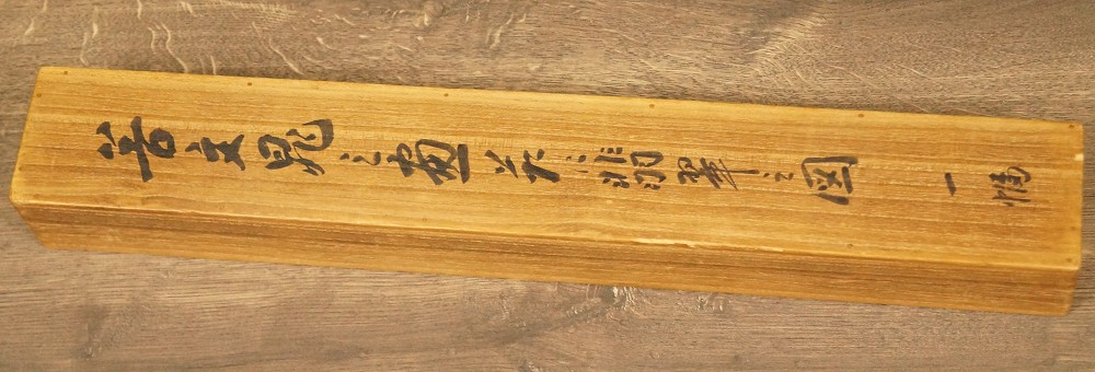 Holzbox mit Tuschbeschriftung und rotem Siegel Aufbewahrungsbox Nahaufnahme