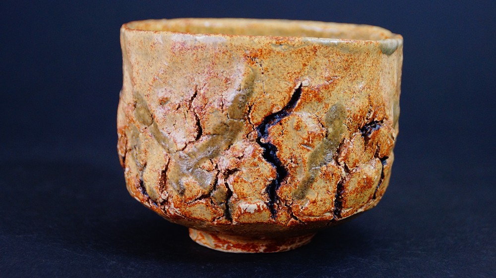 Side view of the chawan made of Seto ware by Takamichi Kato next to the storage box with certificate of authenticity