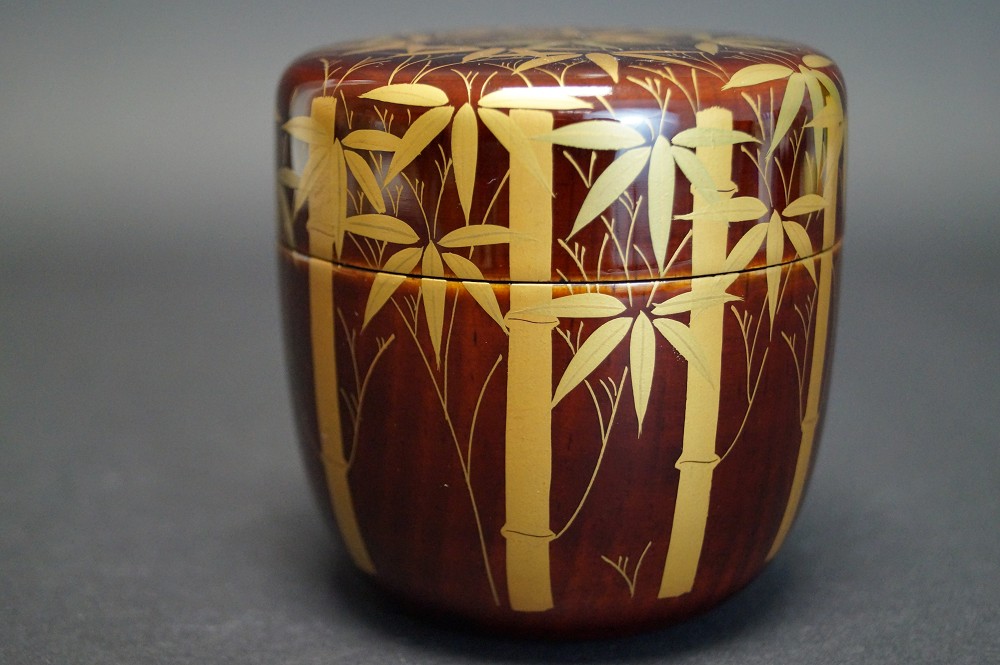 Makie O Natsume mit Bambusmotiv in Rotlack von Reiho Sasaki Seitenansicht 3