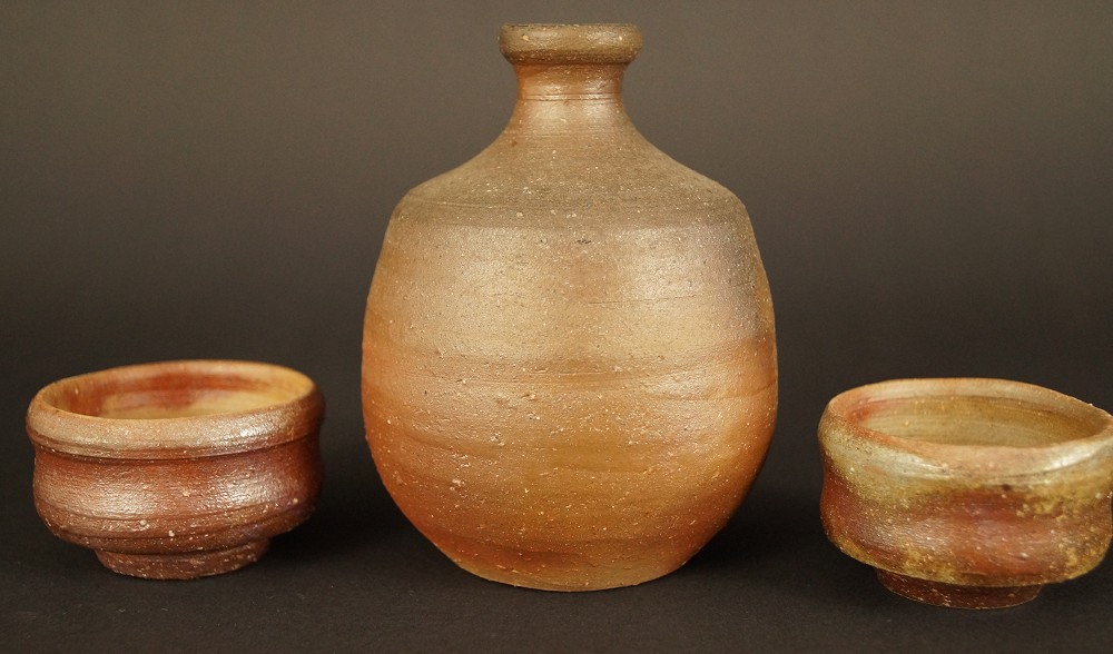 Handgetöpferte japanische Sake Flasche mit 2 Schalen (Tokkuri, Guinomi) aus Bizen Keramik