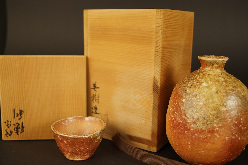 Handgetöpferte japanische Sake Flasche und Schale (Tokkuri, Guinomi) aus Shigaraki Keramik