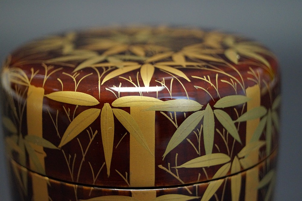 Makie O Natsume mit Bambusmotiv in Rotlack von Reiho Sasaki Motiv Nahaufnahme 3