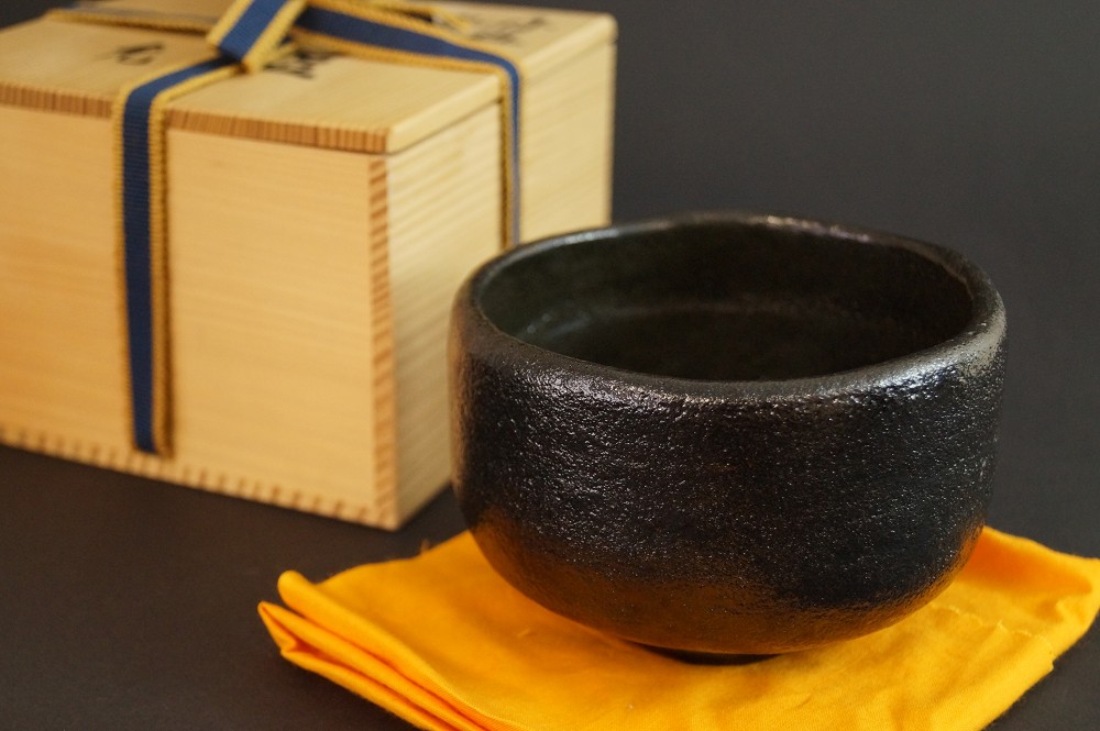 Chawan made of Raku ware by Shien Takeda front view with storage box