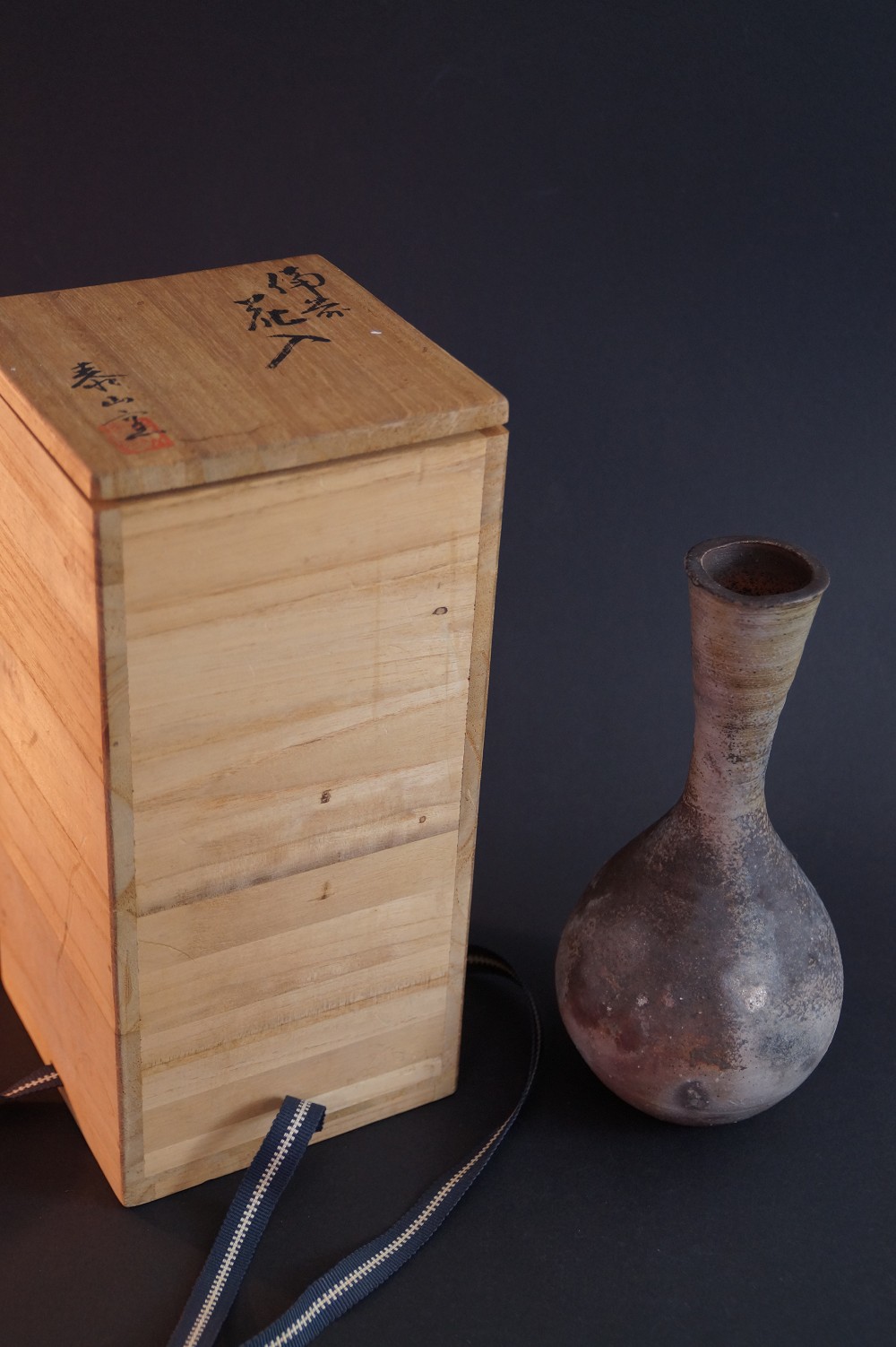 Bizen Vase Frontalansicht mit Aufbewahrungsbox