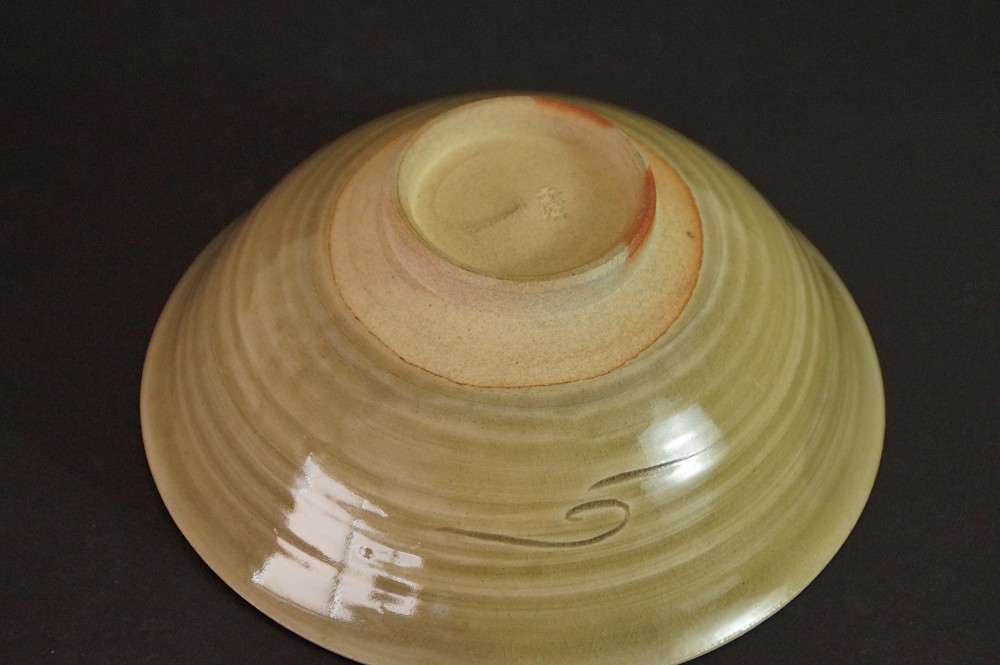 Further close-up of the foot with the curved incised line of the chawan