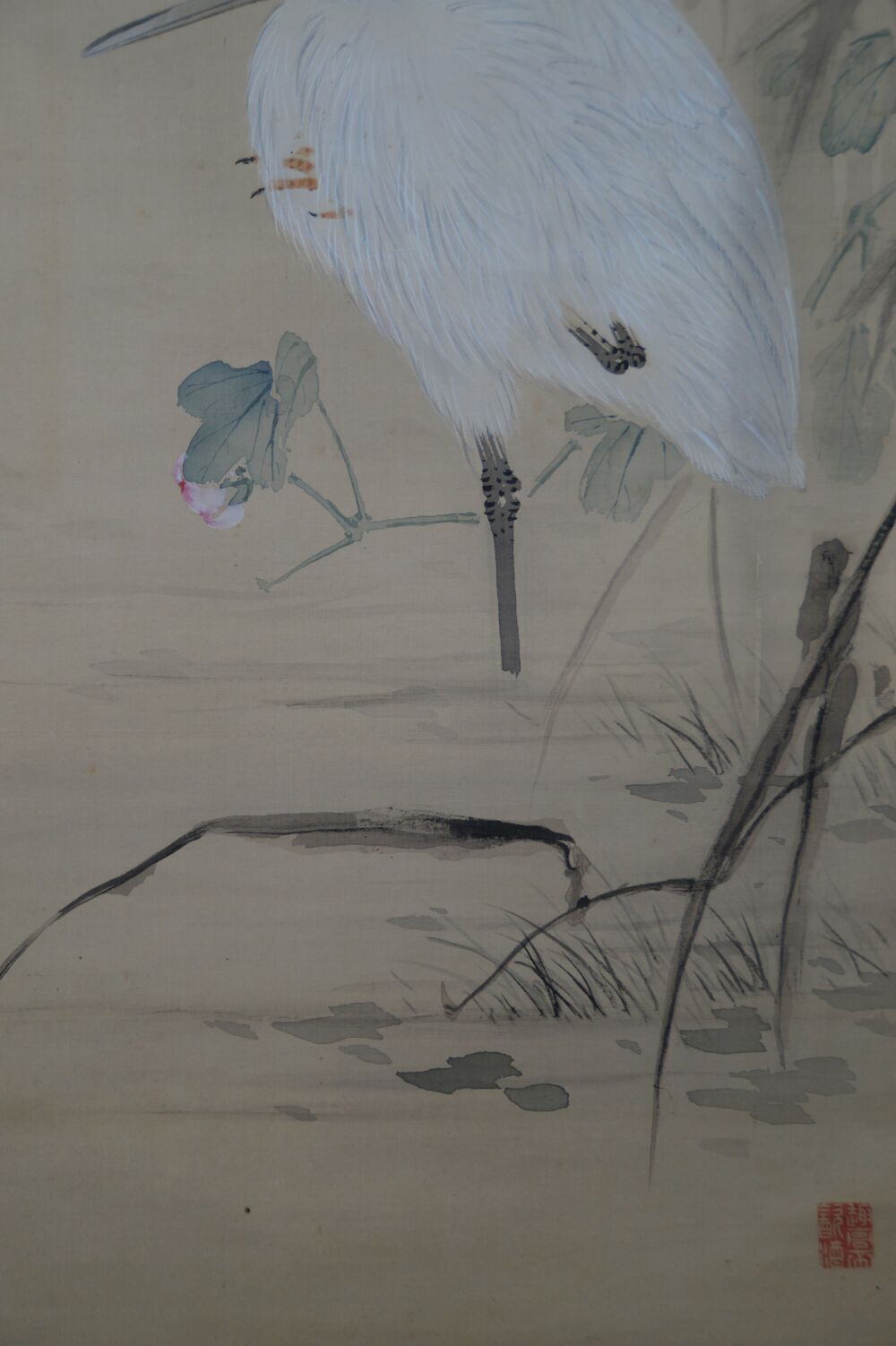 Detail view of the body and feet of the white heron among leaves in the kakemono