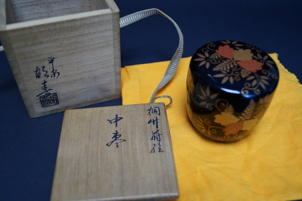 Makie Chu Natsume mit Herbstlaub-Motiv von Heian Koshun Natsume in Aufbewahrungsbox
