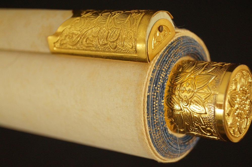 Goldfarbene Rollstabenden mit floralem Reliefmuster Rollendetail
