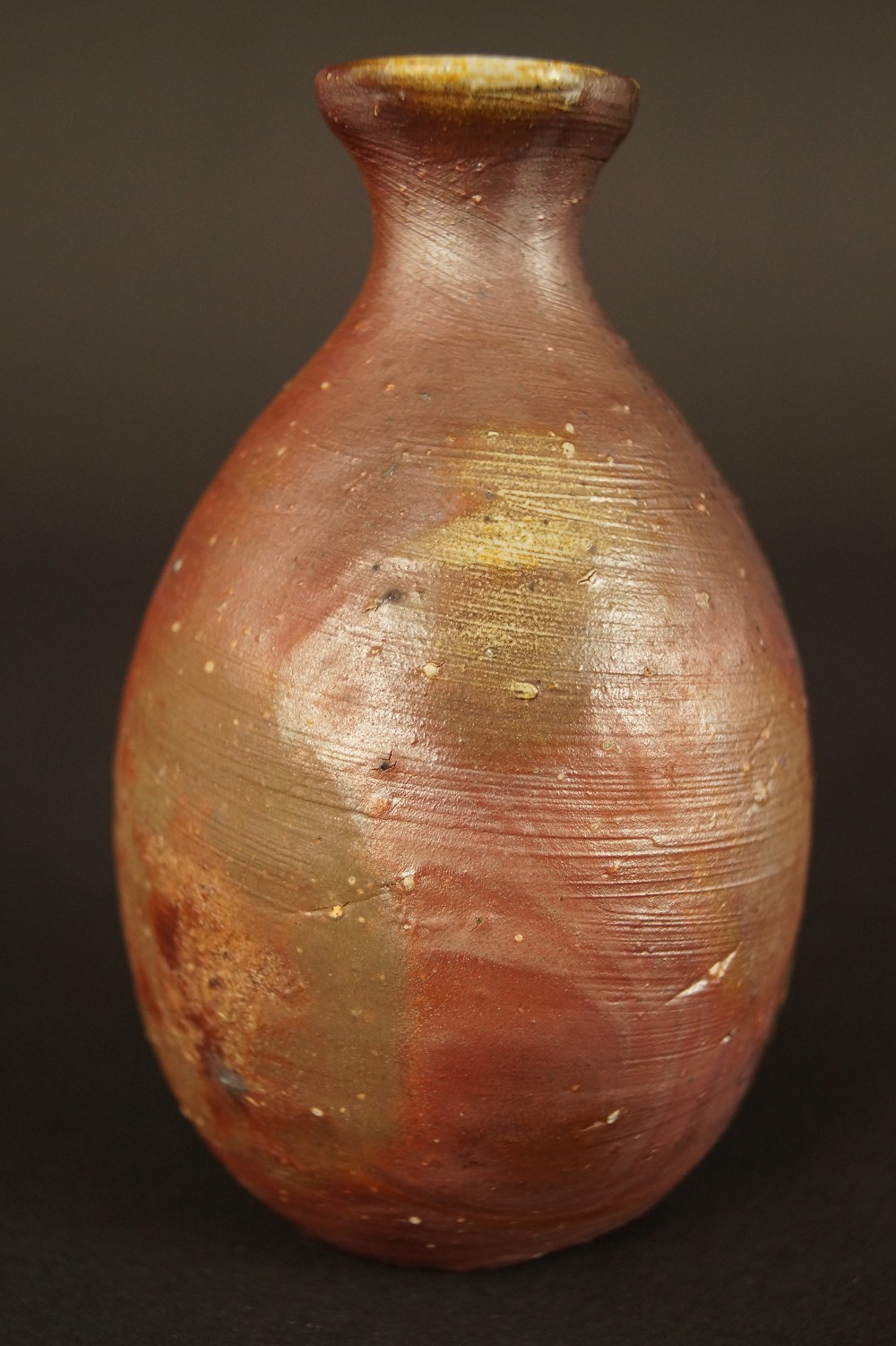 Tokkuri and guinomi made of Bizen ware tokkuri front view