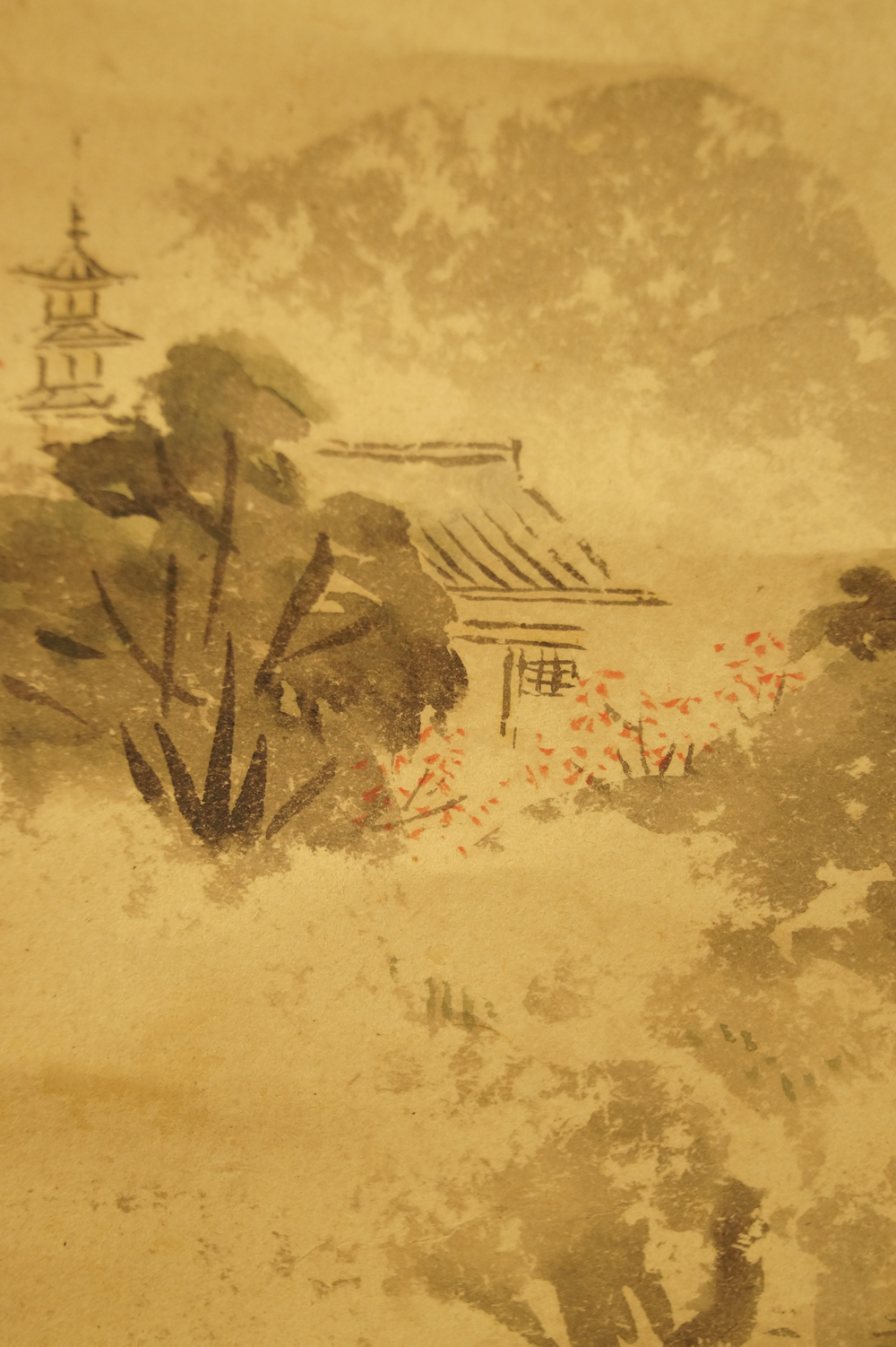 Pagode und Haus mit rot bluehendem Strauch Sommer-Motiv Nahaufnahme