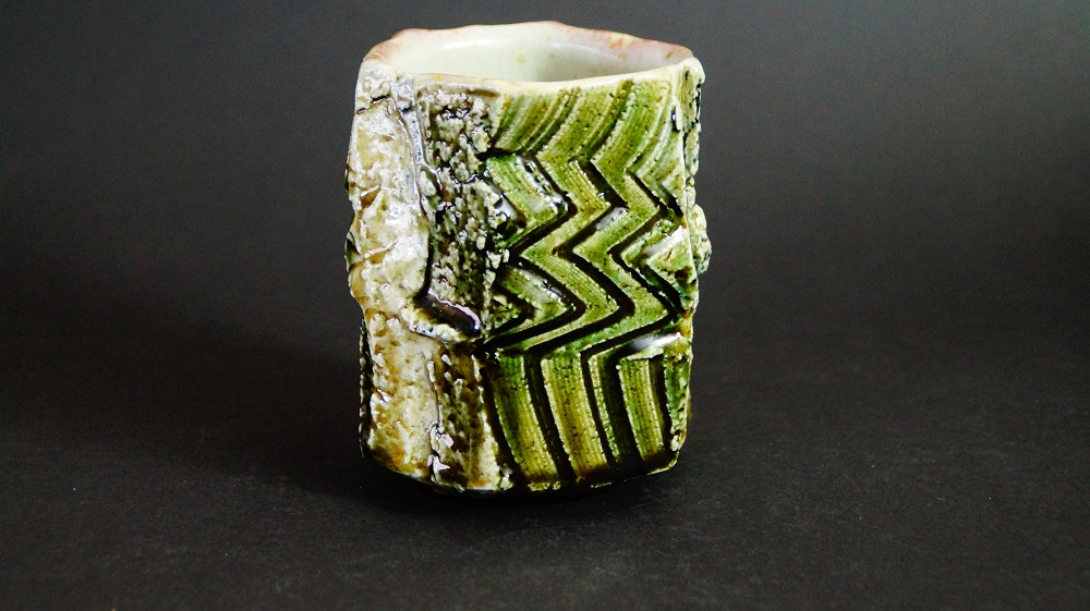 Yunomi tea bowl made of Oribe ware by Kawachi Hidetoshi side view 3