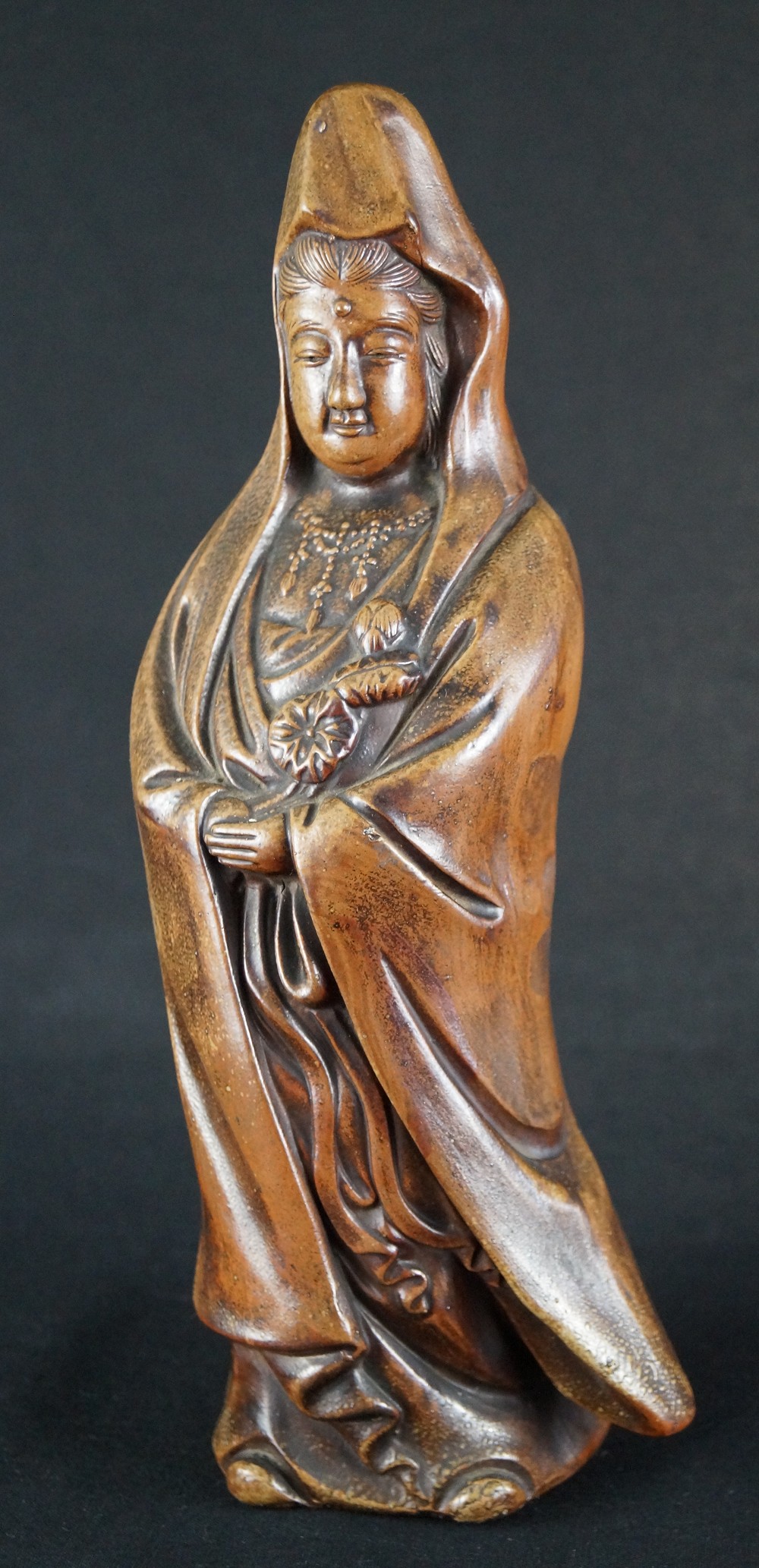 Kannon Figur Bizen Keramik Frontalansicht