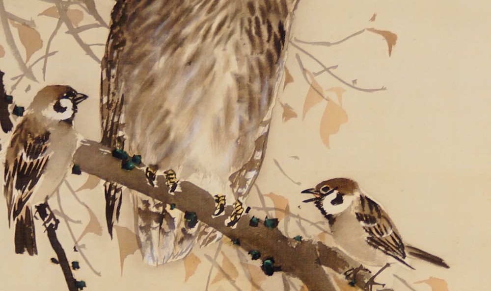 Kakemono von Nakajima Kahō: Eule auf einem Ast, umgeben von Spatzen.
