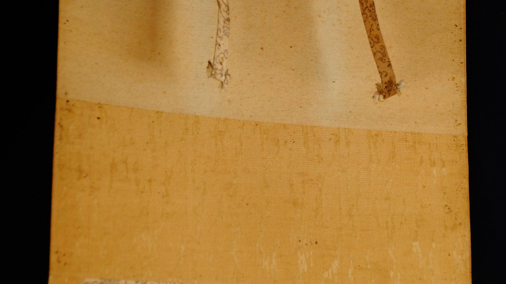 Detail of the mounting of the hanging scroll with light frame fabric and cords by Sobun