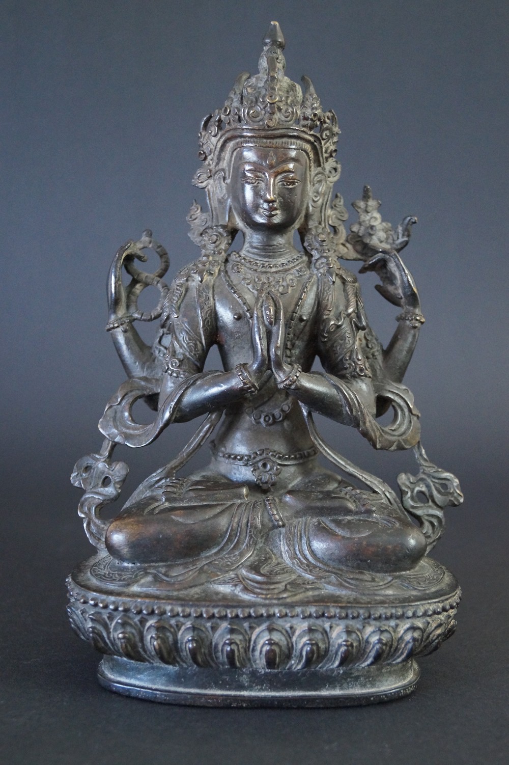 Nepalesische Buddhafigur aus Bronze Frontalansicht