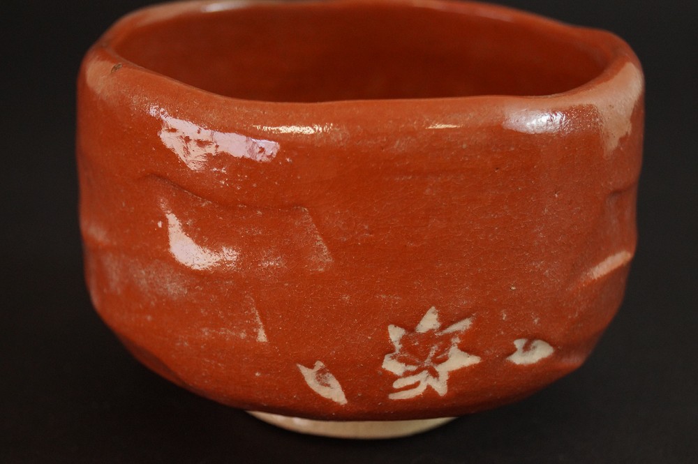 Chawan side view red glaze with maple leaf