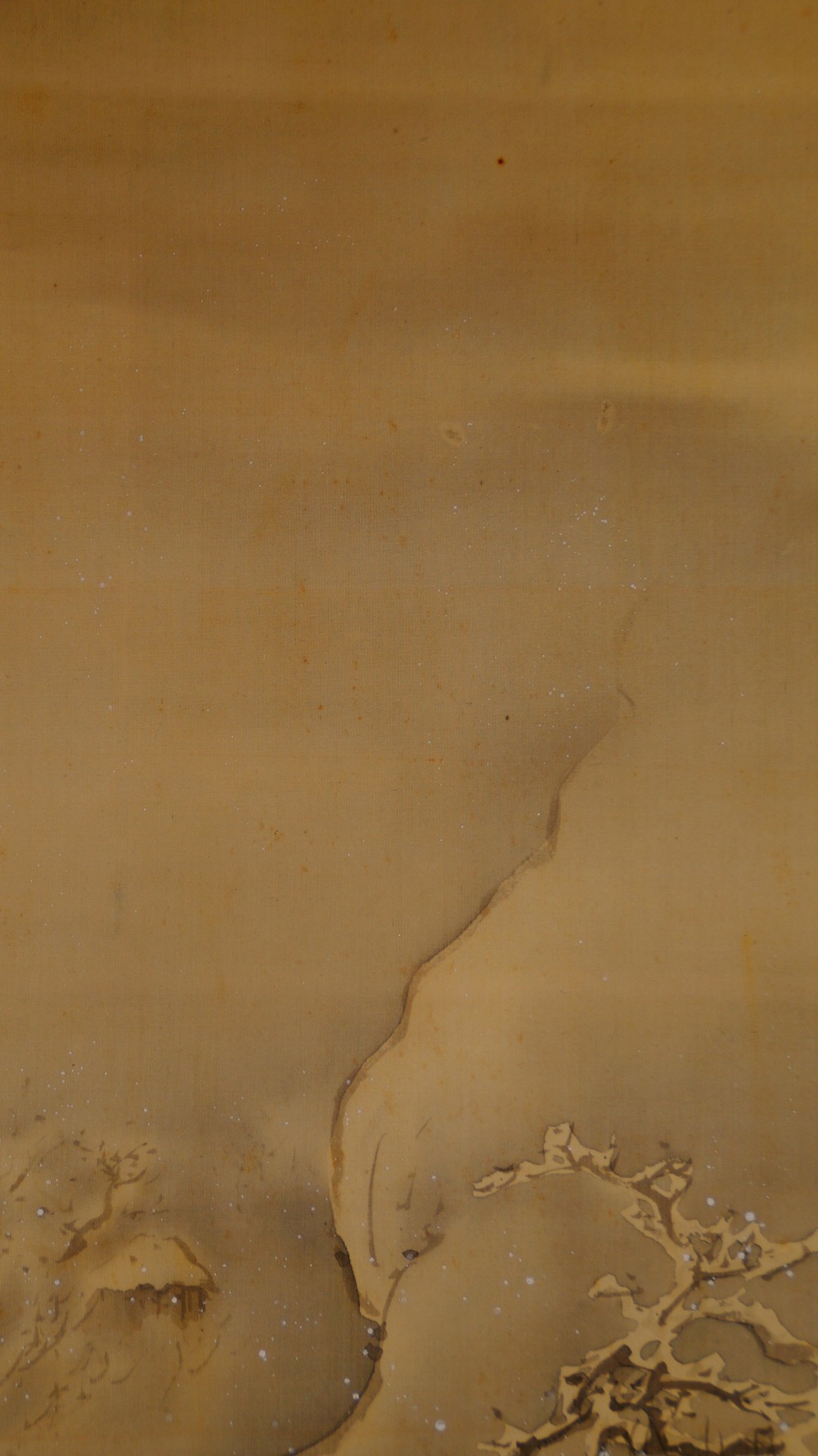 Nahaufnahme der leeren verschneiten Bildflaeche mit fallenden Schneeflocken im Kakemono Zen-Moench im Schneefall von Muraoka Moega