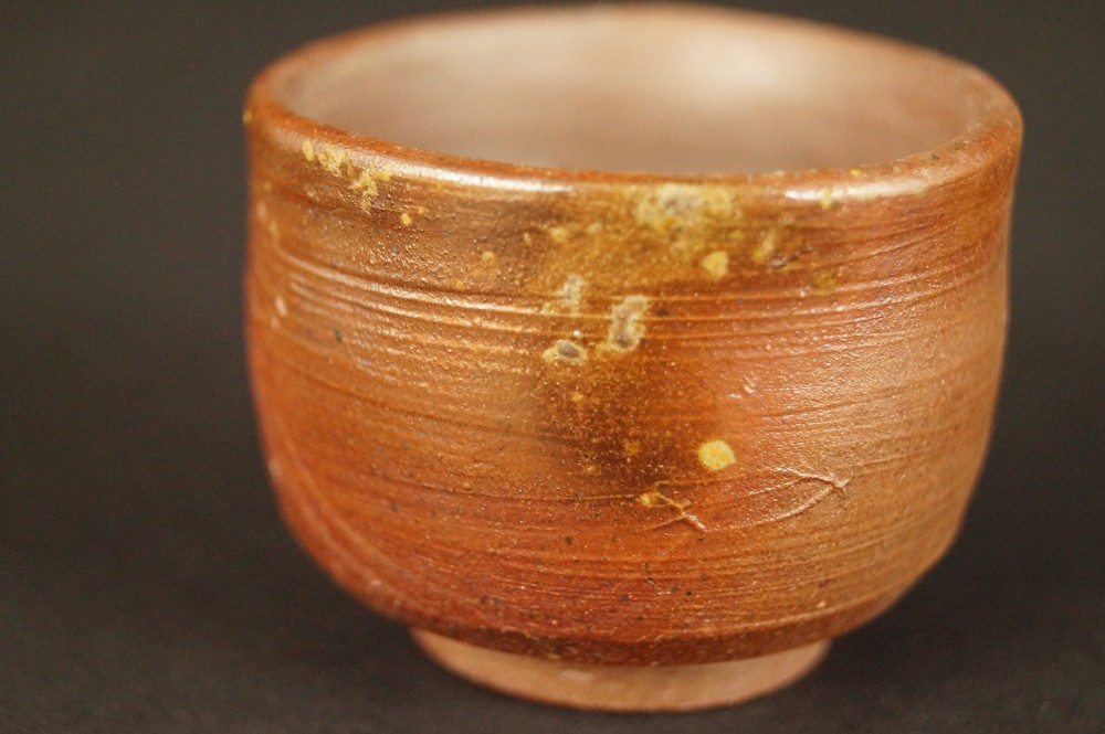 Tokkuri and guinomi made of Bizen ware guinomi side view
