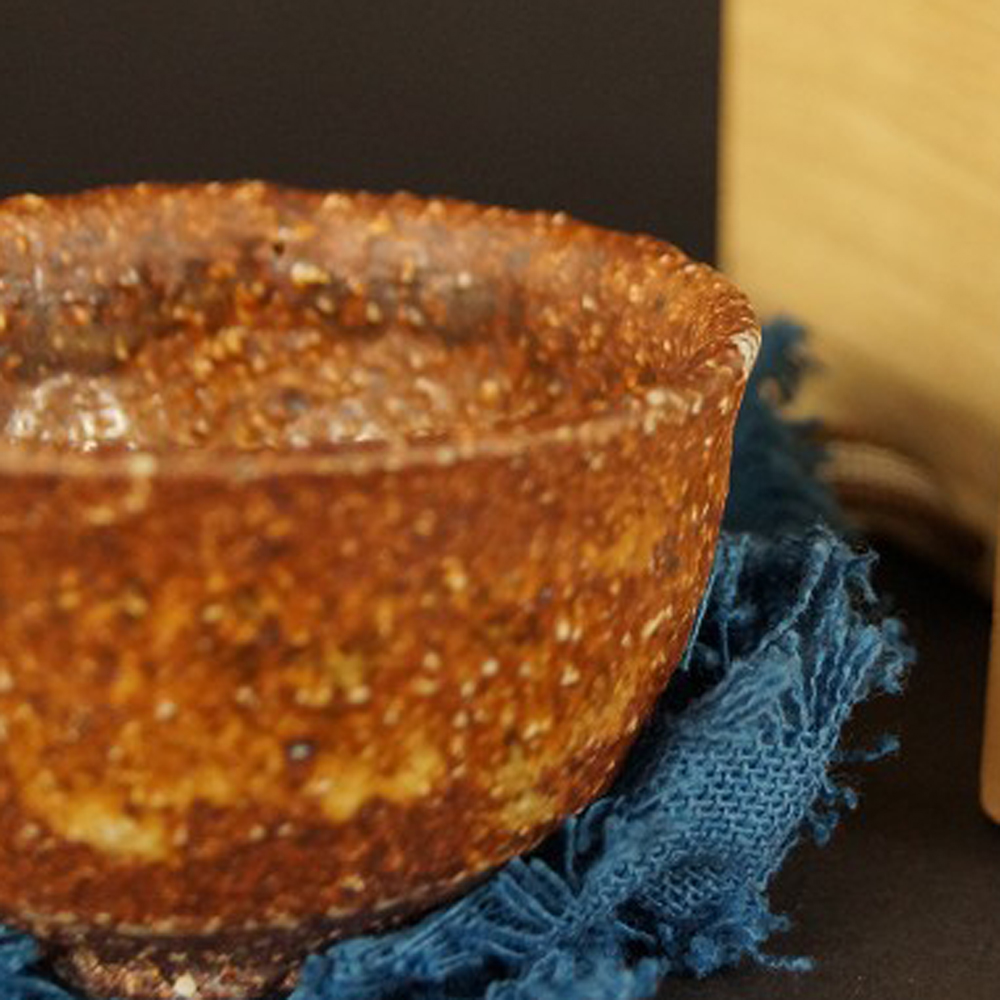 Shigaraki guinomi sake cup with storage box motif close-up preview