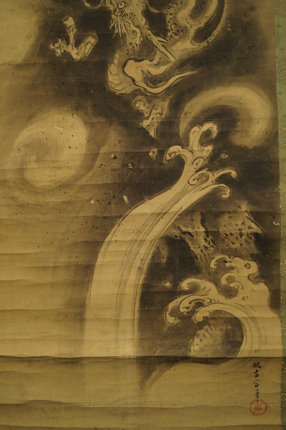Drache in Wolken und Wellen Wellen Motiv Nahaufnahme