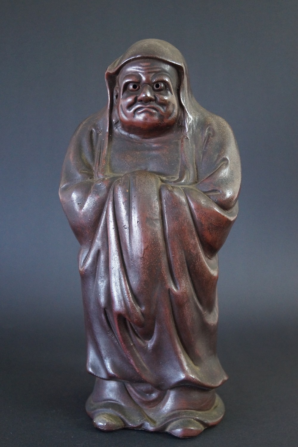 Bodhidharma Daruma Figur aus Bizen Keramik Frontalansicht
