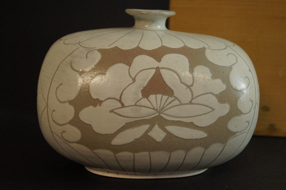 Kyoto Ware Vase next to Storage Box Frontal View with Storage Box 1