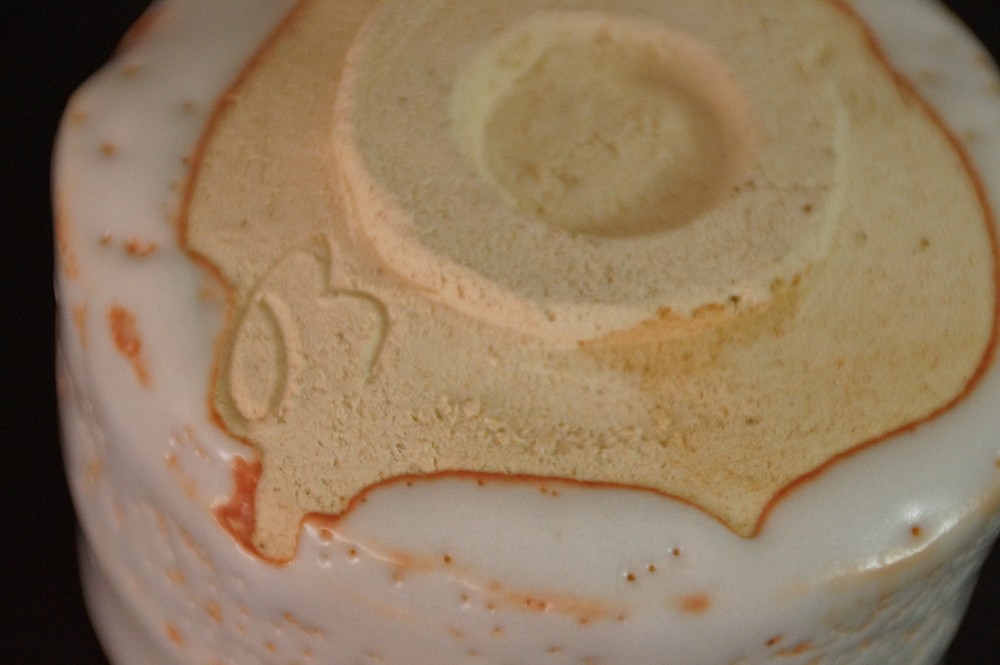 Chawan made of Shino ware by Noritoshi Takagi foot close-up