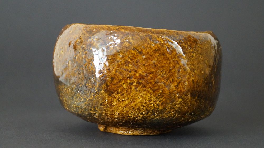 Weitere Ansicht der Chawan Teeschale aus Raku-Keramik von der Seite