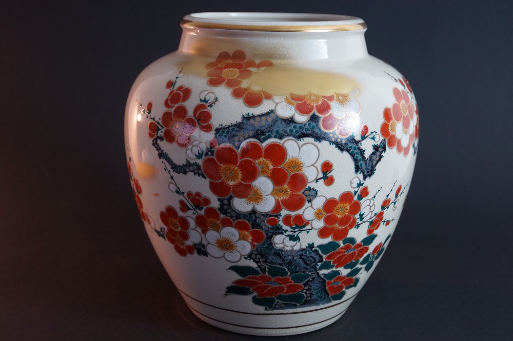 Kutani vase by Eizan front view