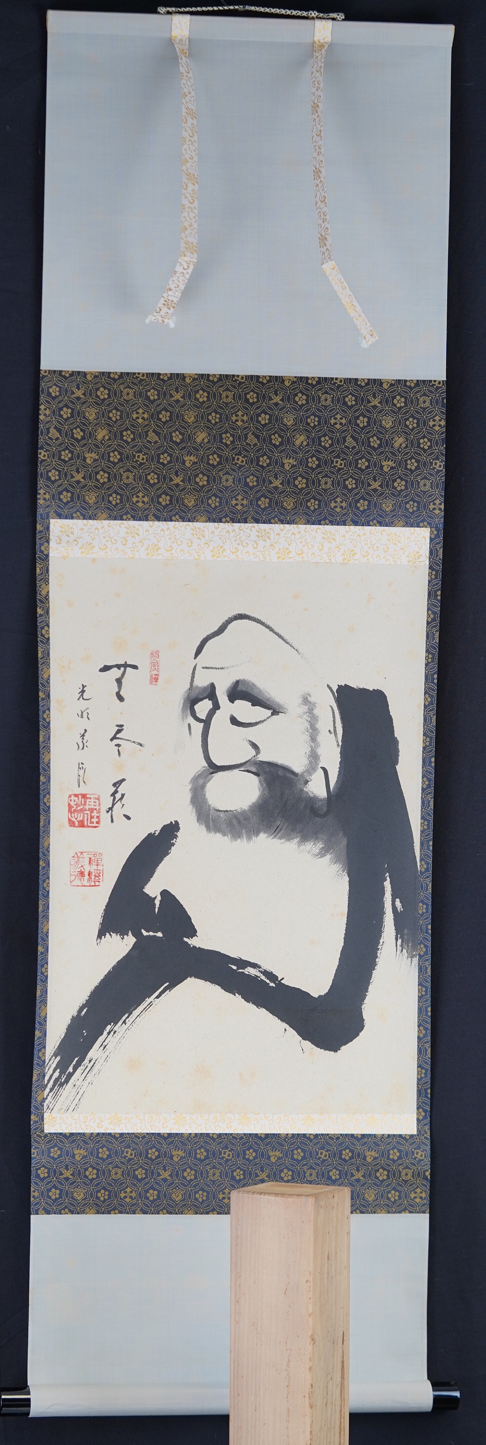 Kakemono "Daruma in Ink" (Myōshin-ji) in full mounted view