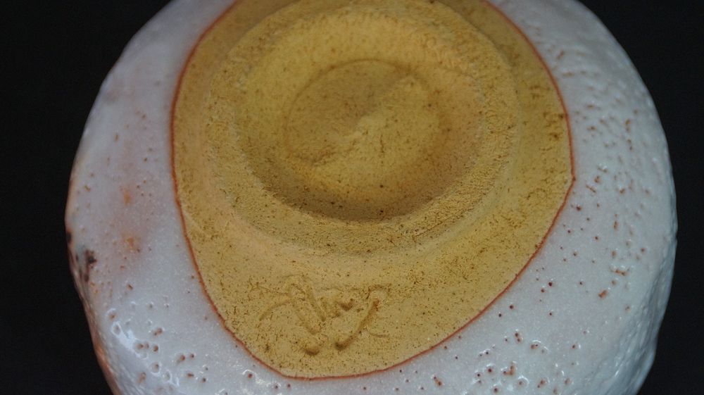 Detail view of the foot with incised artist's signature of the chawan made of Shino ware