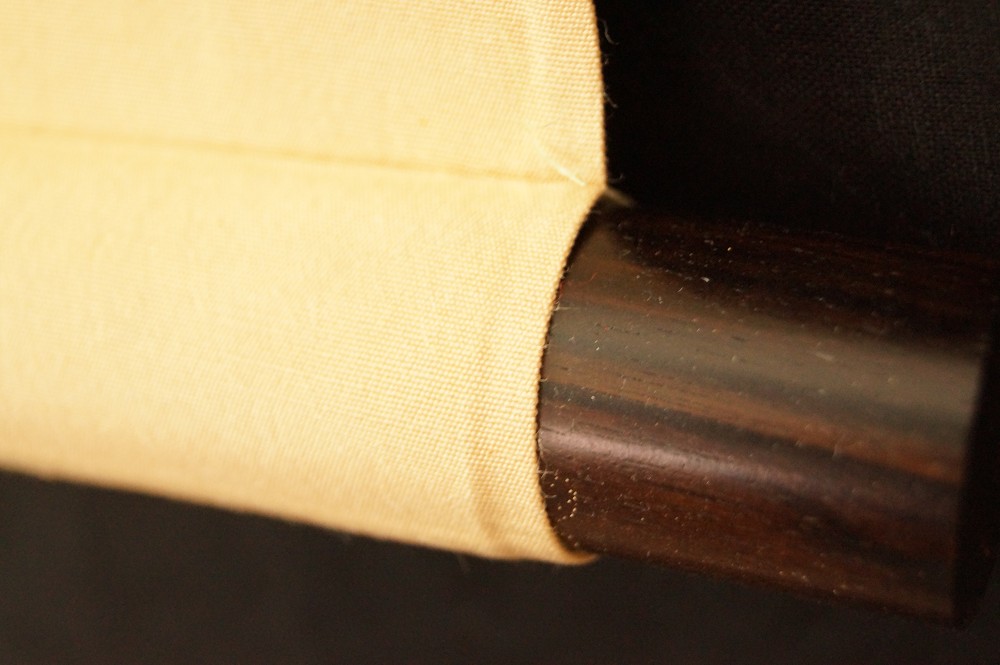 Textilrand und Holzstab Rollenende Rollendetail