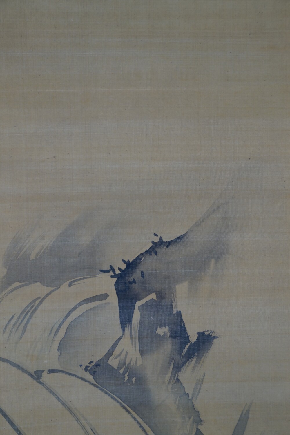 Nahaufnahme der Felsformation mit Kiefernzweigen am Wasserfall in der Wasser-Rolle des Kakemono-Sets von Kano Eihaku