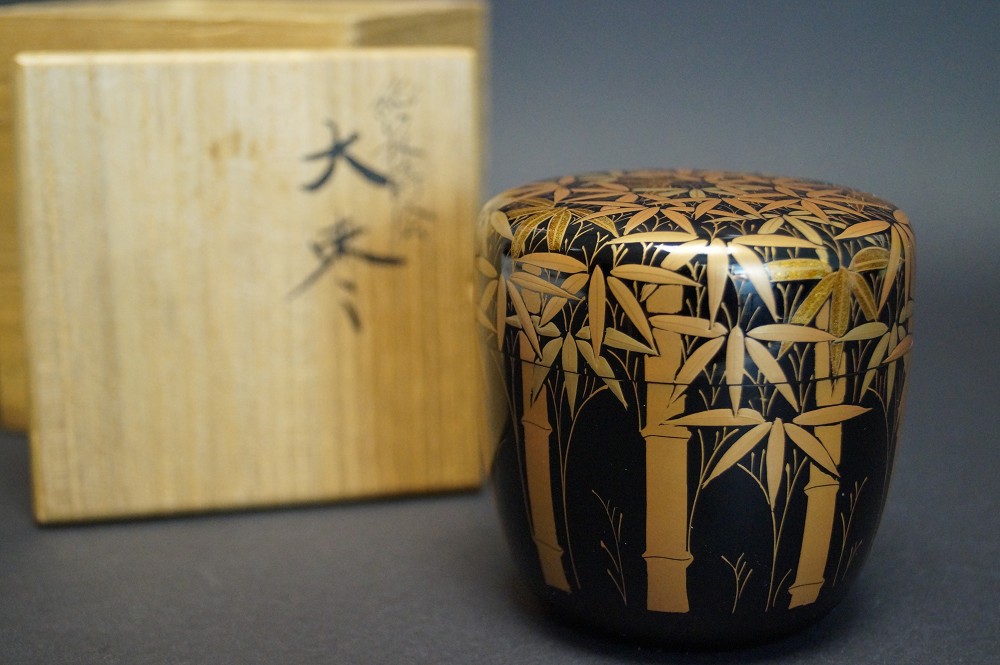 Makie O Natsume mit Bambusmotiv von Keikan Tada Frontalansicht mit Aufbewahrungsbox