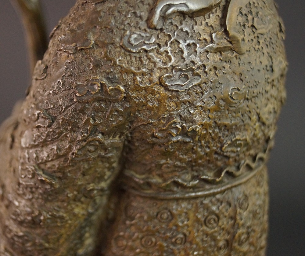 Laotse Figur aus Bronze Gewand Nahaufnahme 2