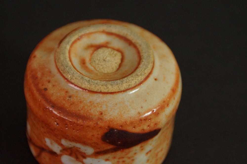 Close-up of the base with ring-shaped foot of the guinomi