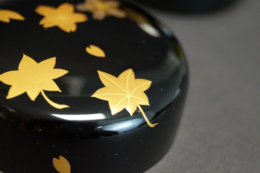 Makie natsume by Sekizen maple leaf close-up at the rim