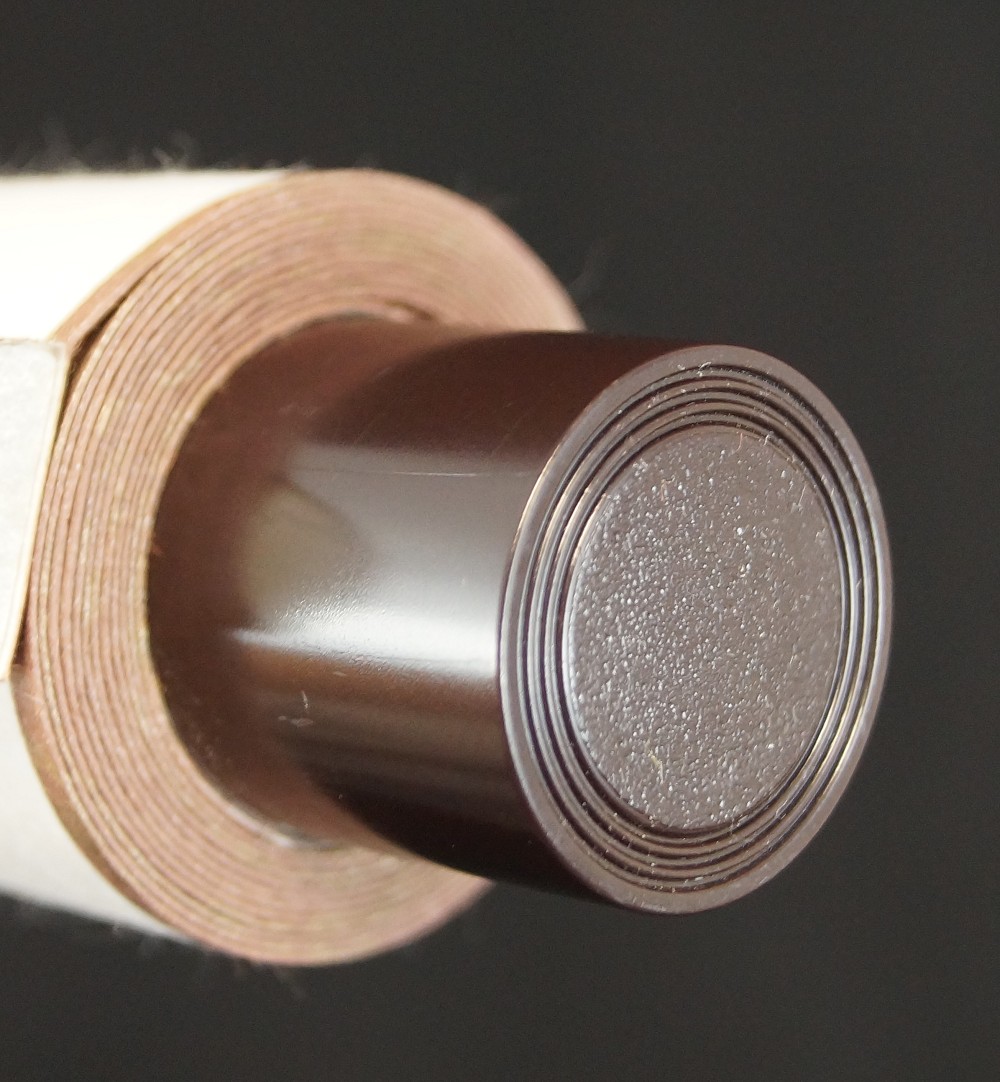 Rollendetail mit dunklem Holzknauf Nahaufnahme