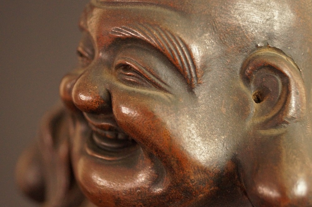 Hotei Bizen-Figur Gesicht-Motiv Nahaufnahme