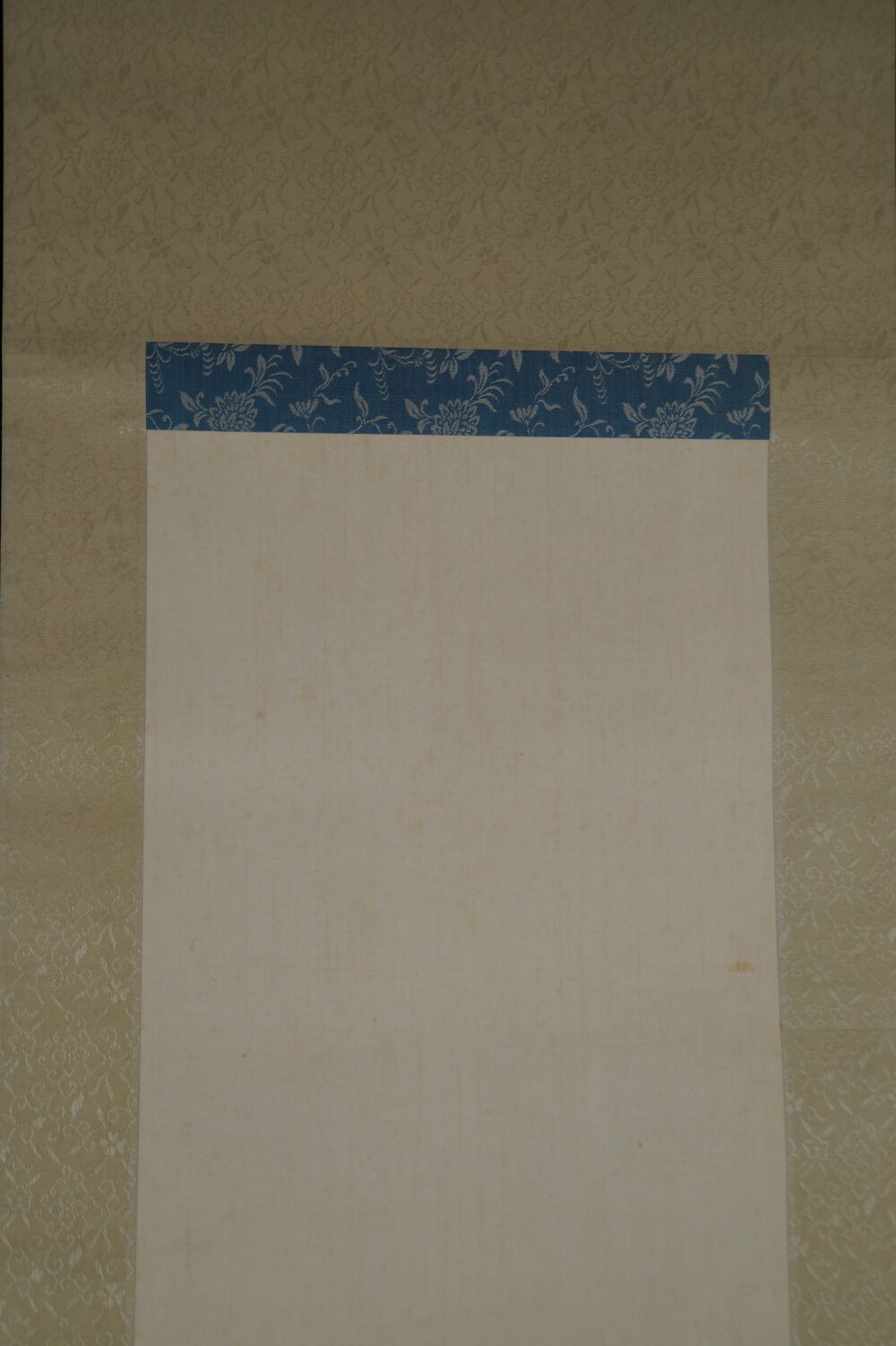 Detail view of the upper mounting part with blue border of the Kakemono Ascending Carp
