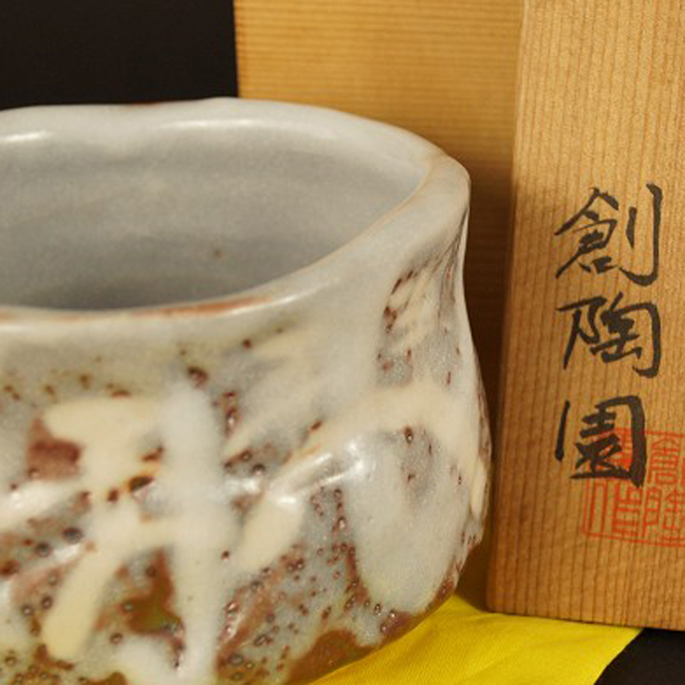 Handgetöpferte japanische Teeschale (Chawan) Shino Keramik