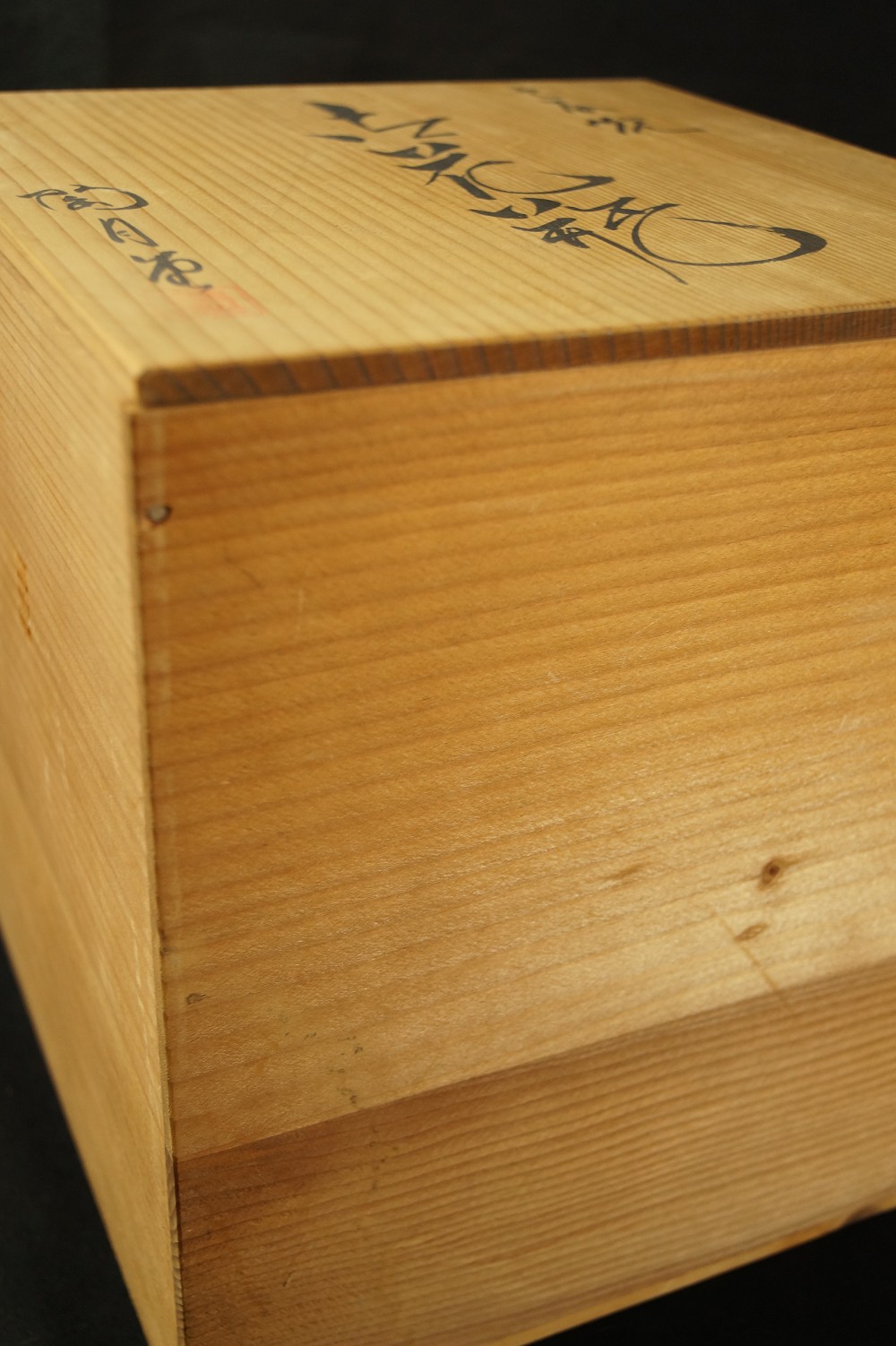 Duck plum blossom vase storage box close-up