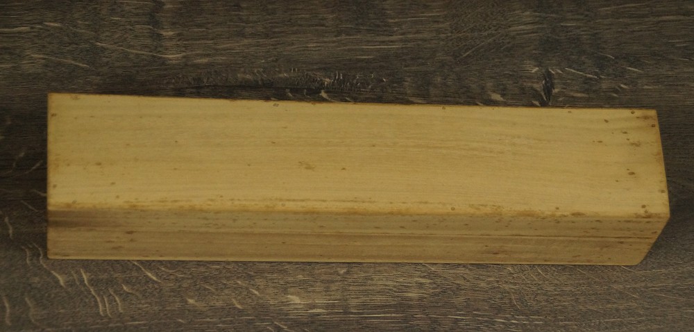 Nahaufnahme der schlichten Aufbewahrungsbox aus hellem Holz