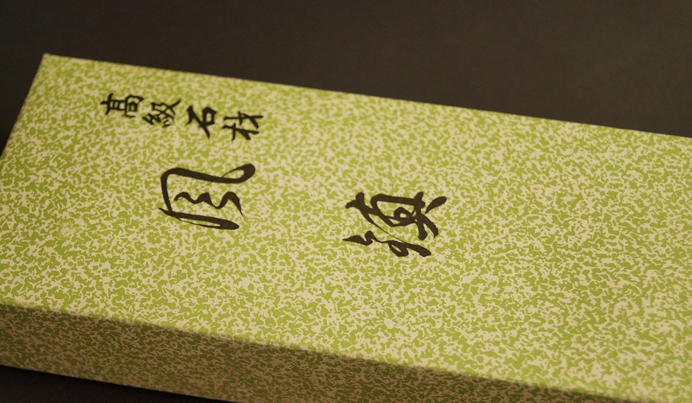 Fuchin Decorative Weights Storage Box Close-Up